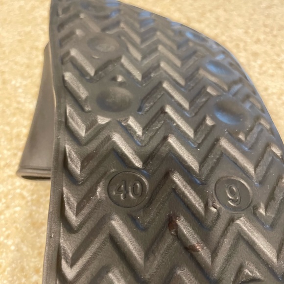 COPY - FRIENDS sliders, NEW W/O tag, size 9, excellent condition, never worn. - Picture 7 of 8